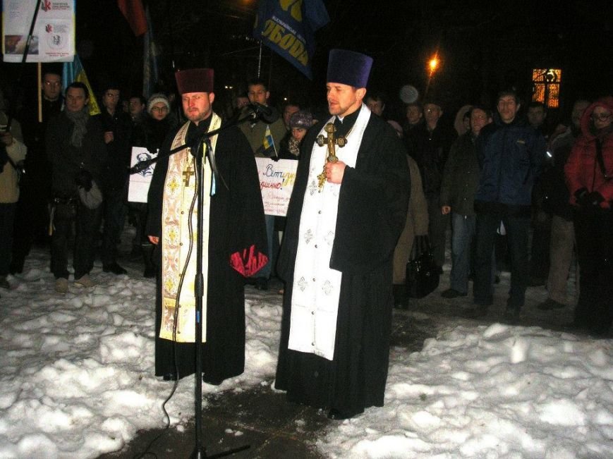 Днепропетровцы прошли факельным шествием в память о бое под Крутами (ВИДЕО, ФОТО) (фото) - фото 1