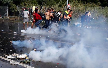 ШОК! В Венгрии применили слезоточивый газ против мигрантов (ФОТО)