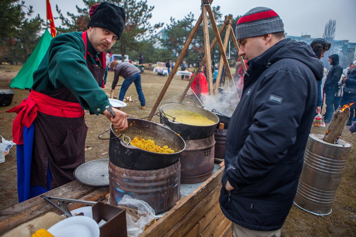 Для гостей действуют казацкие развлечения и угощение едой, приготовленной на углях
