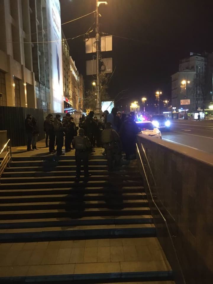 В Киеве скандал из-за фастфуда в Доме профсоюзов: на Майдане произошли стычки