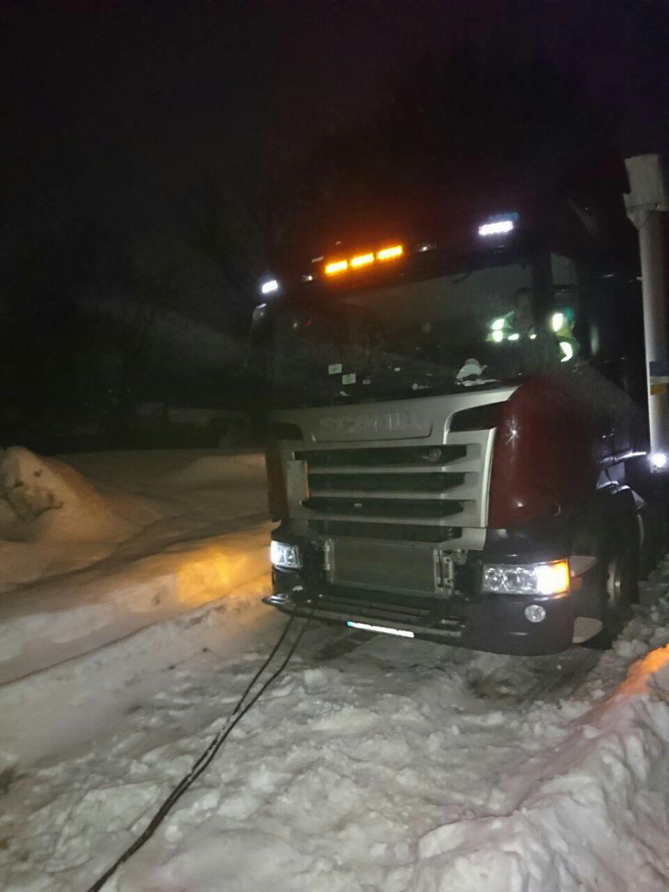Среди застрявших в снегу автомобилей оказалось 6 машин 