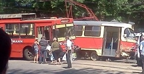 В троллейбусе не было пассажиров, а в трамвае сидели несколько человек. Фото: ATA, forum.gorod.dp.ua