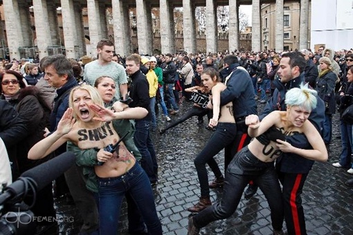 Девушек задержали карабинеры. Фото femen.org