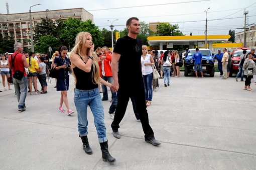Виктор и Ольга прогуливаются перед началом парада спортивной техники. Фото: Виталий ПАРУБОВ