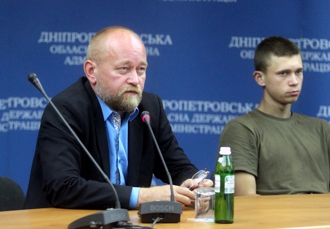 Переговорщик генерал-полковник Владимир Рубан и самый молодой из освобожденных, 19-летний Зайцев Руслан. 