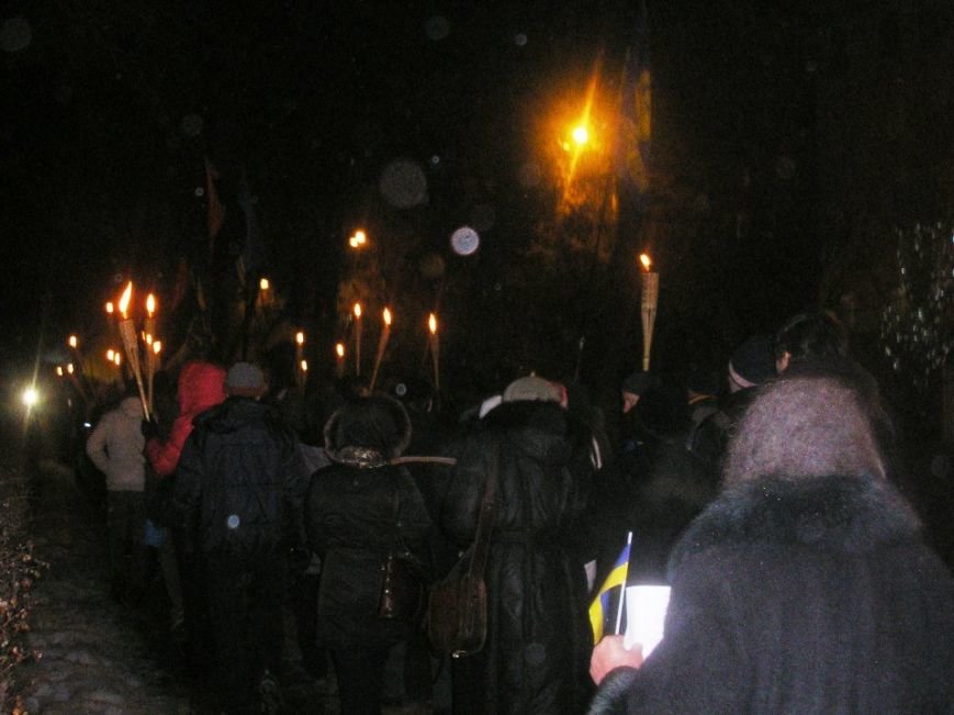 Днепропетровцы прошли факельным шествием в память о бое под Крутами (ВИДЕО, ФОТО) (фото) - фото 1