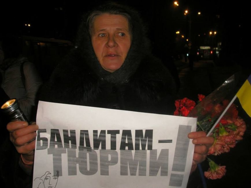Днепропетровцы прошли факельным шествием в память о бое под Крутами (ВИДЕО, ФОТО) (фото) - фото 2
