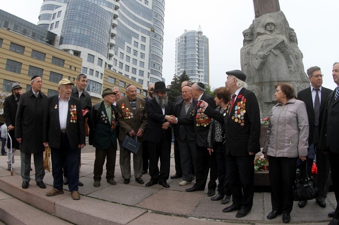 Ветераны из еврейской общины Днепропетровска пришли к Монументу Славы. Фото: Павел ДАЦКОВСКИЙ.