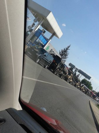 В Венгрии на границе с Украиной заметили колонну военной техники (ФОТО)