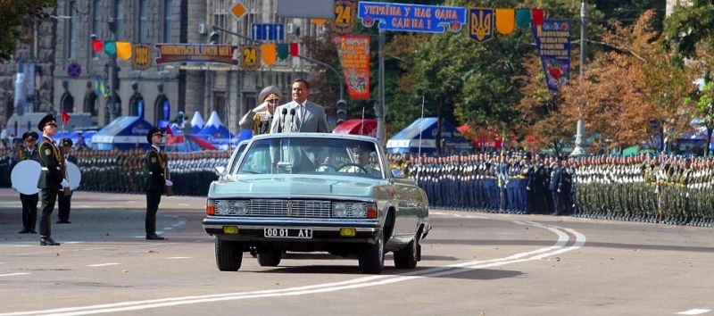 Евгений Кириллович принимает военный парад в Киеве в День независимости Украины, 24 августа 2003 года. Фото: bulvar.com.ua