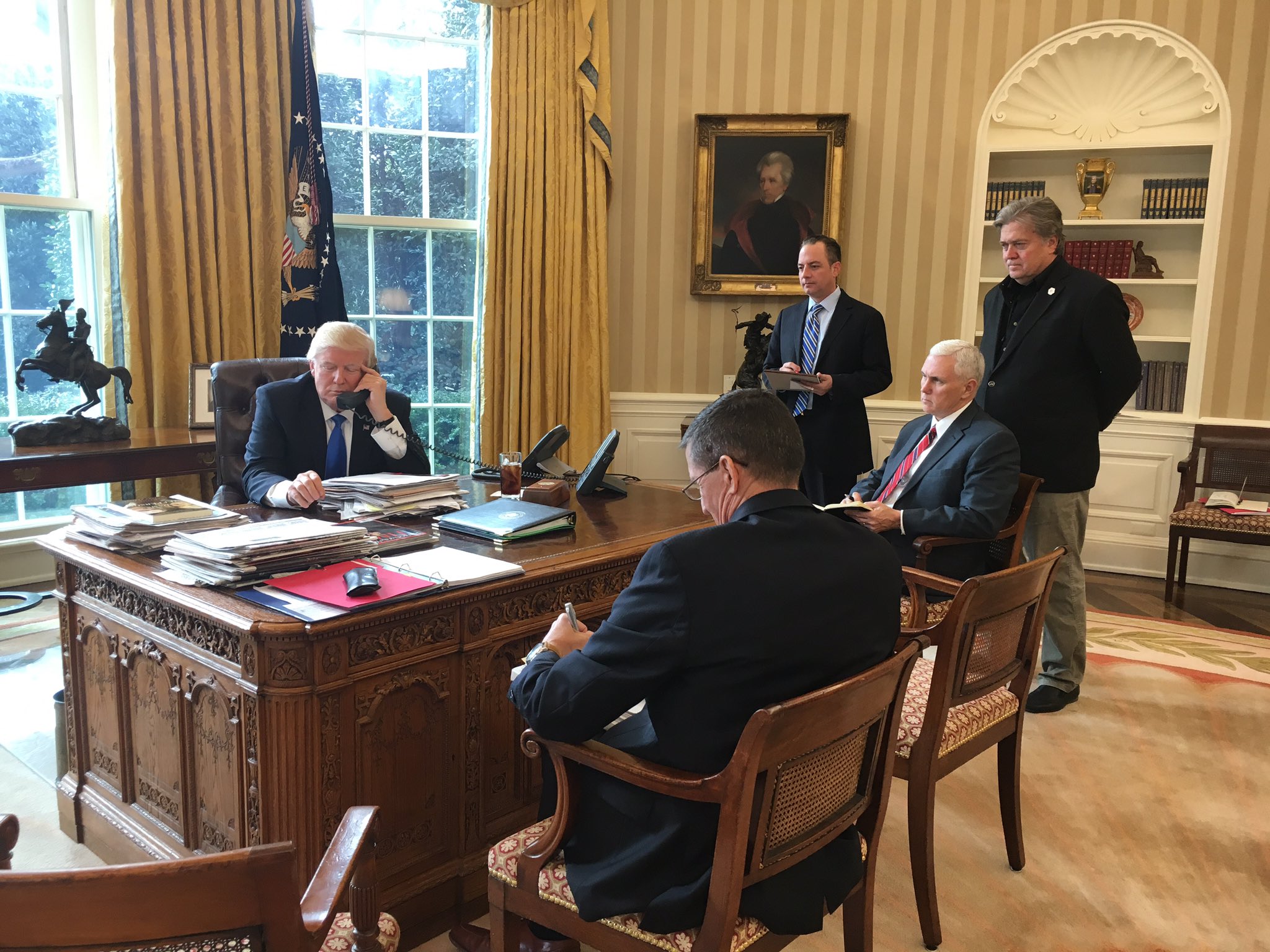 Трамп переговоры. Овальный кабинет совещание. Кабинет президента. Кабинет президента США.