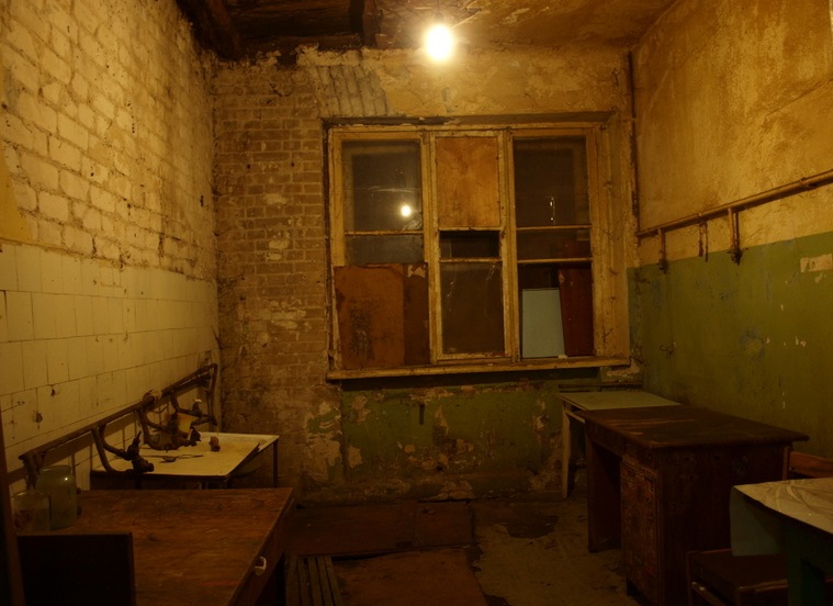 Убитое общежитие. Старое общежитие. Старая комната в общаге. Общежитие изнутри. Самые страшные общежития.
