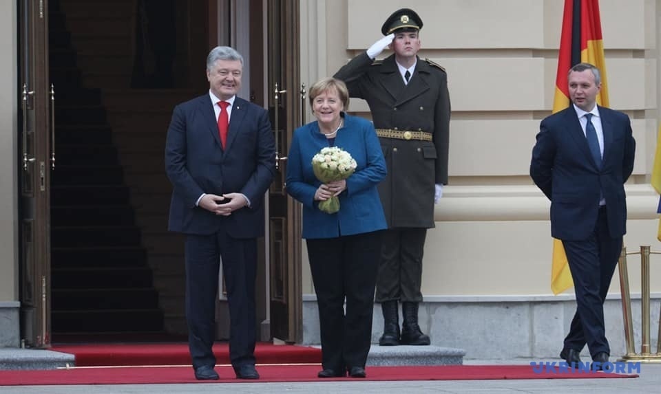 ''Вітаю, воїни!'' В Киеве Меркель заговорила на украинском. Видеофакт 