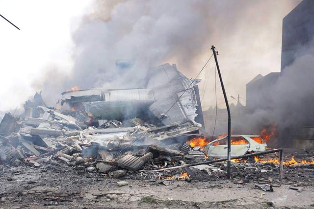 В Индонезии военный самолет упал на отель, никто не выжил