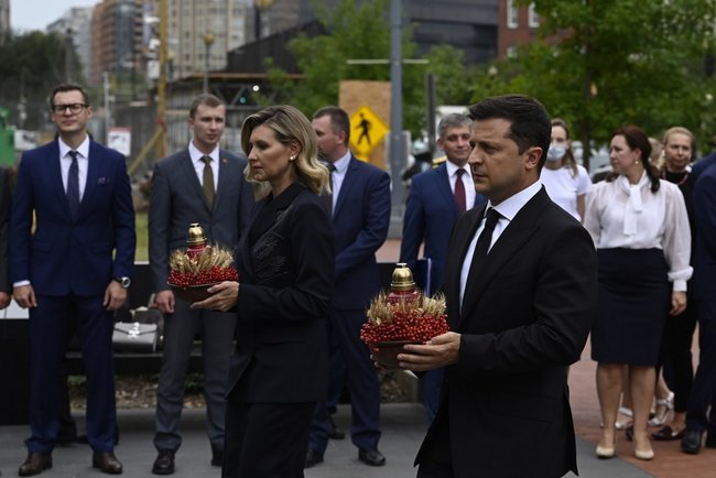 Подружжя Зеленських відвідало Меморіал жертвам Голодомору у Вашингтоні.