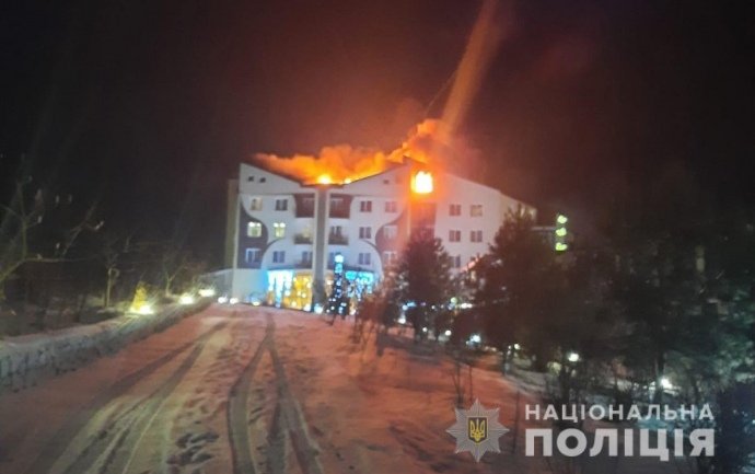 На Вінниччині горів готель: постраждалі стрибали з вікон