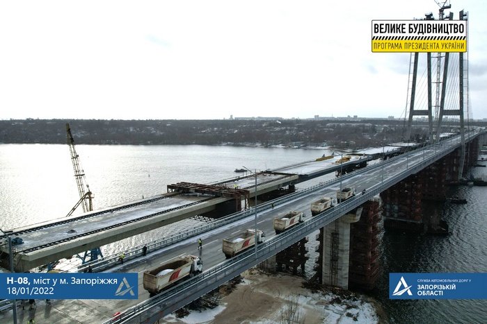 У Запоріжжі випробували на міцність вантовий міст через Дніпро