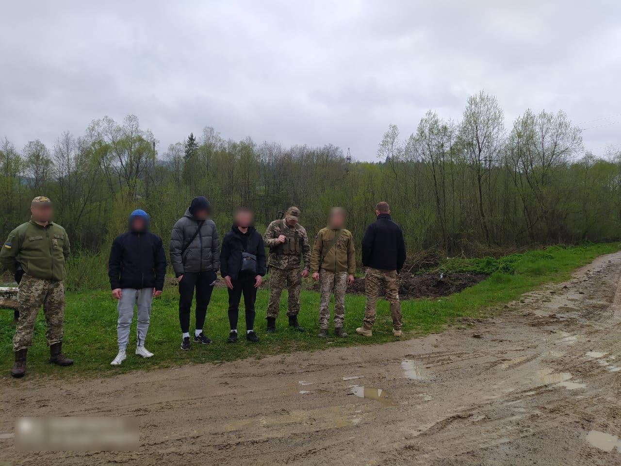 На Львівщині прикордонники затримали трьох мешканців Запорізької області, які намагались незаконно перетнути кордон  