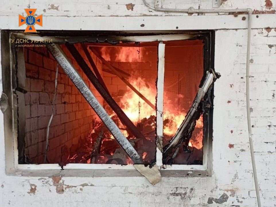 Рятувальники продовжують ліквідовувати наслідки ворожих атак окупантів по Запорізькій області