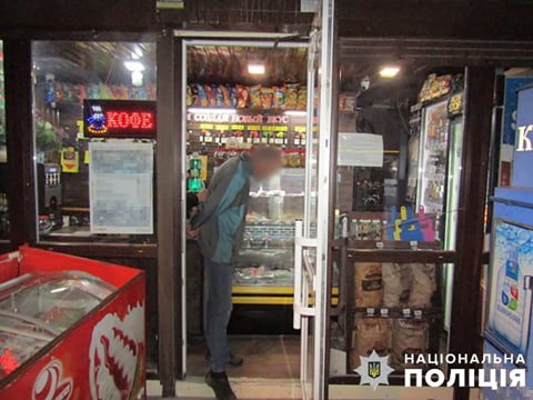 В одному з магазинів Запоріжжя затримали чоловіка з бойовими гранатами (Відео)