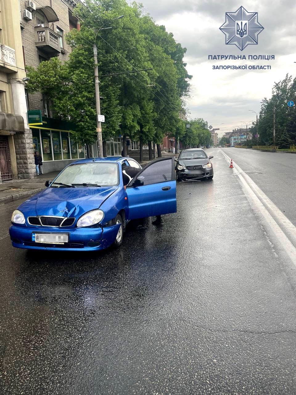 В одному з районів Запоріжжя сталася ДТП за участі трьох транспортних засобів (Фото)
