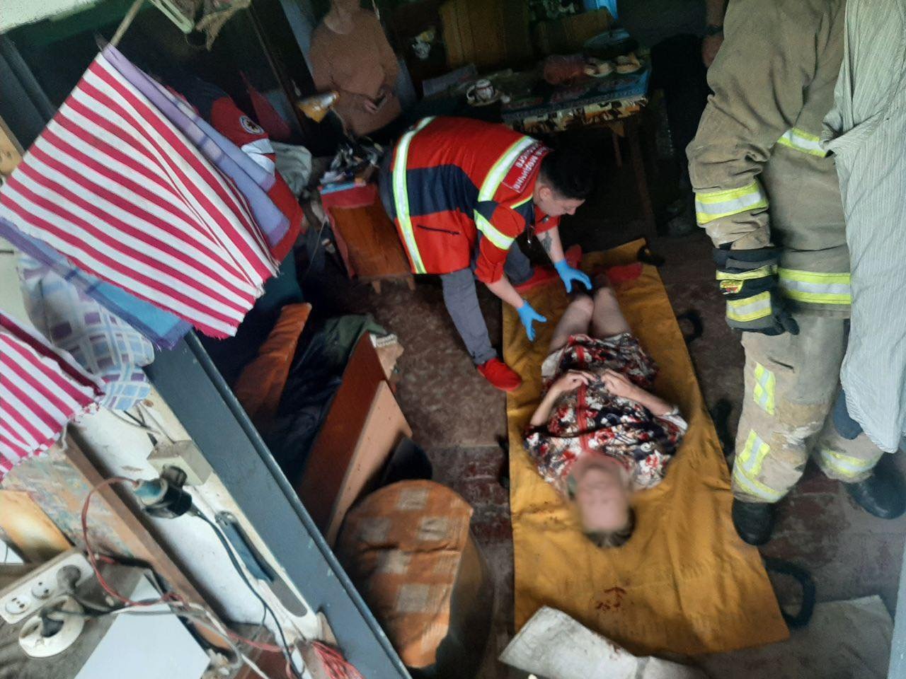 Запорізькі рятувальники надали допомогу літній жінці, яку привалило стіною у приватному будинку
