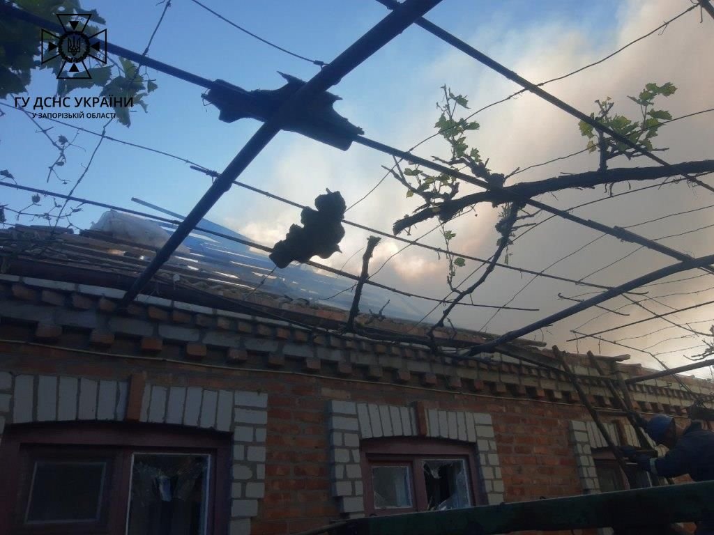 Внаслідок обстрілів в Оріхові сталася пожежа: є постраждалий (Фото)