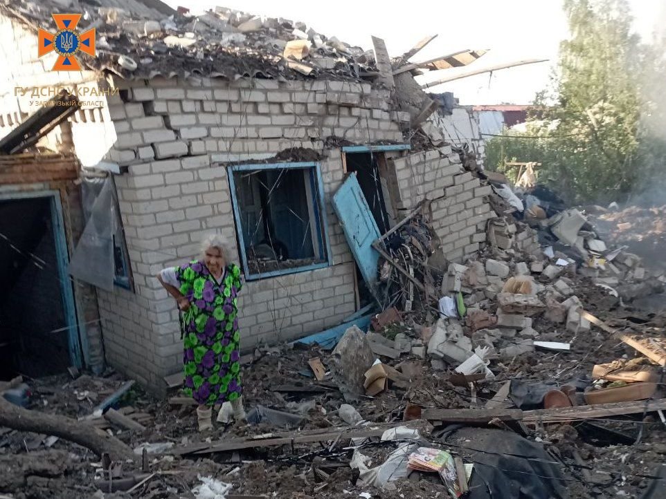 У прифронтовому Оріхові внаслідок ворожих обстрілів горіли домоволодіння мирних жителів (Фото)