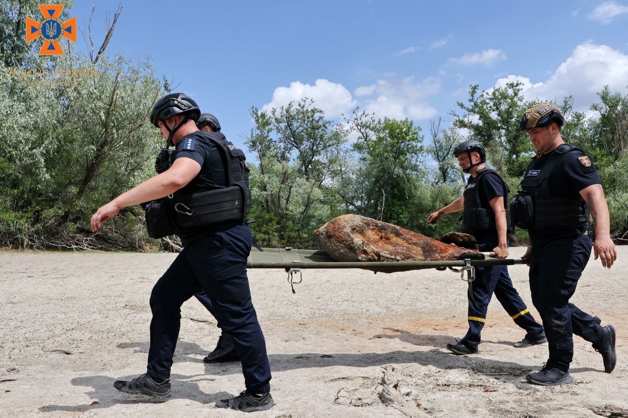 Запорізькі піротехніки вилучили вибухонебезпечні предмети часів Другої світової війни