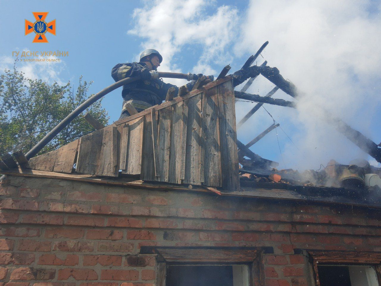 П'ять пожеж за добу: у Запорізькій області внаслідок обстрілів горіли житлові будинки