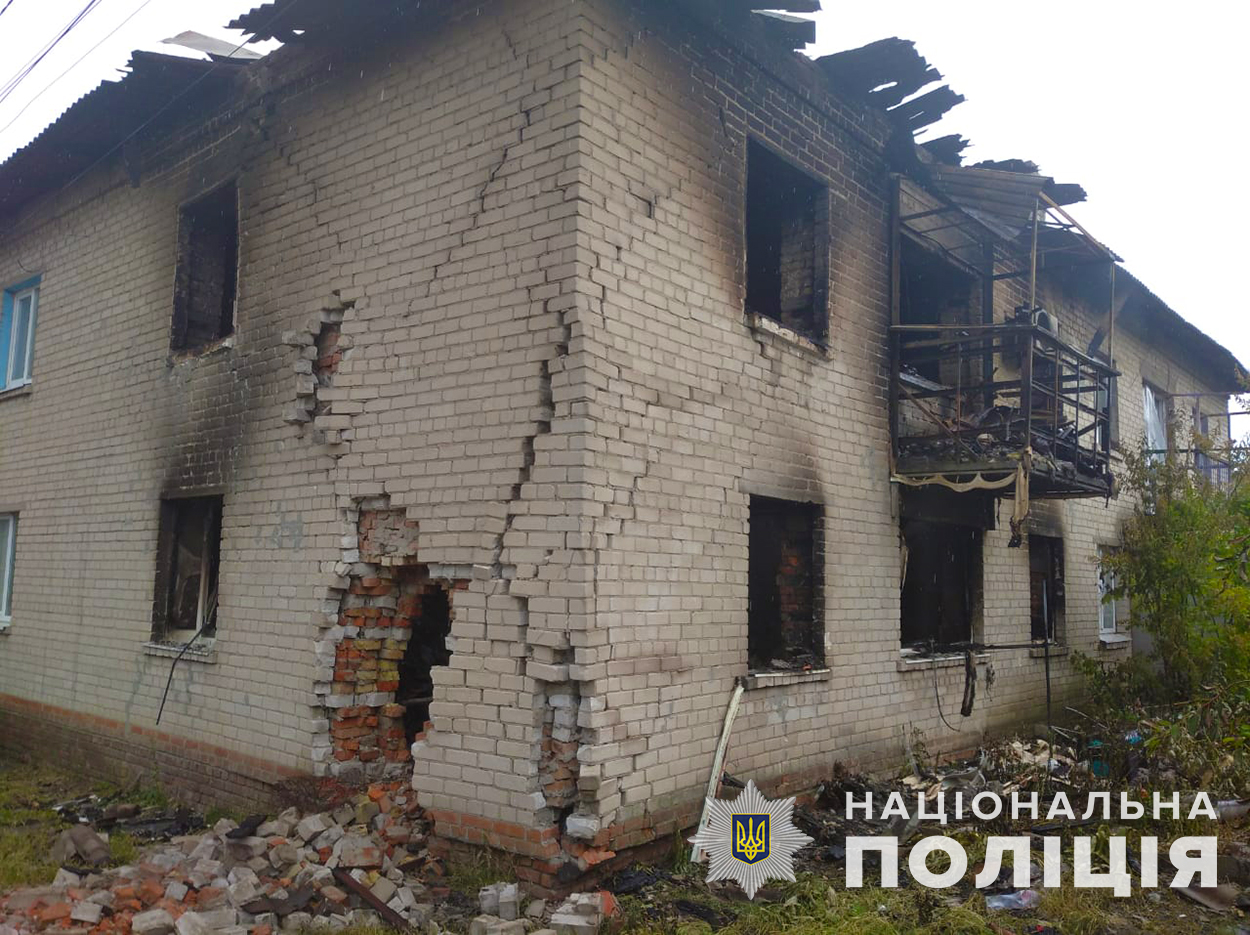 В поліції показали пошкоджені житлові будинки та вирви від ракетних атак у Запорізькій області (Фото)