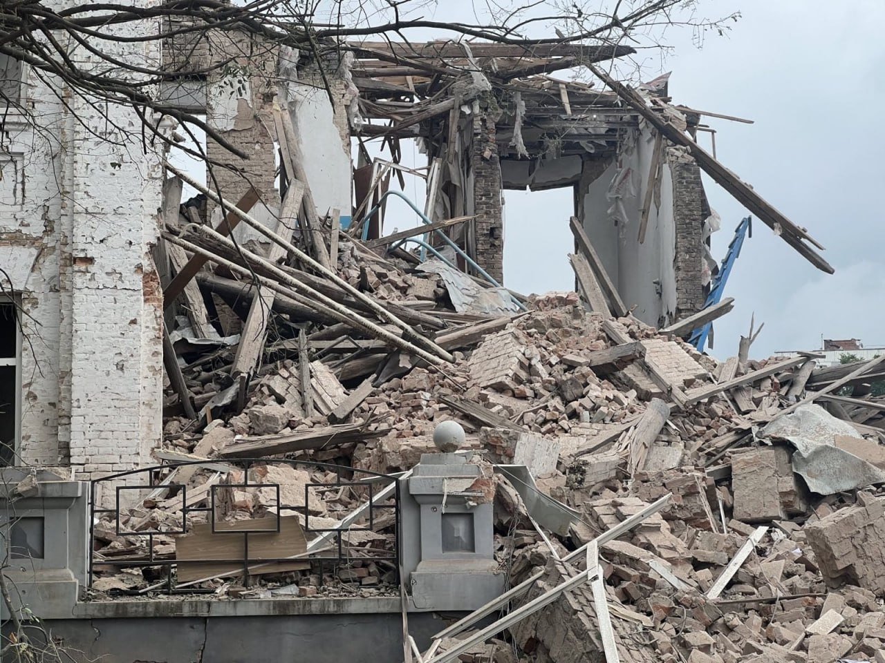 В Оріхові окупанти вдарили керованою авіабомбою по житловому кварталу під час видачі гуманітарної допомоги: є жертви