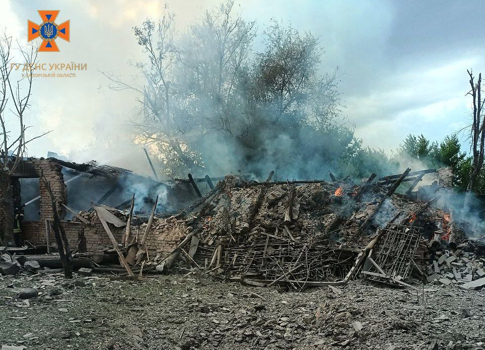 На території Запорізької області сталося загорання житлового будинку та гаражів (Фото)