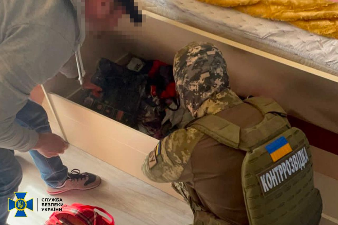 СБУ затримала агента рф, який під дитячим ліжком ховав зброю для вчинення терактів на Запоріжжі