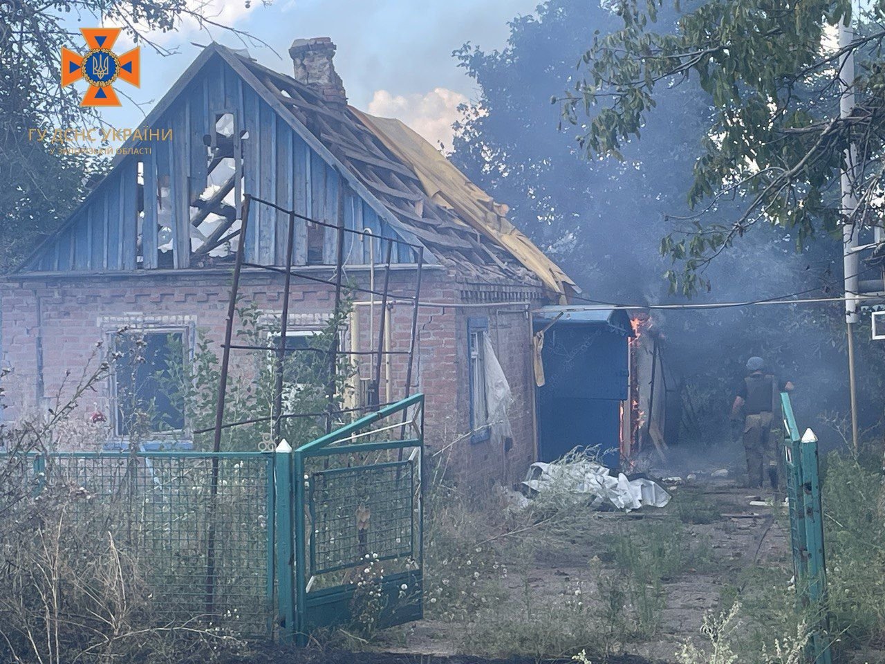 За минулу добу у Пологівському районі внаслідок ворожого обстрілу виникло 2 пожежі
