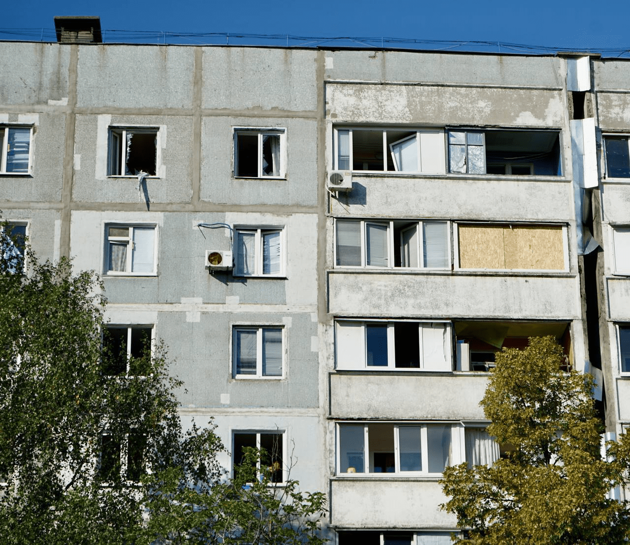 Вибиті вікна та ушкоджені балкони: внаслідок ракетного удару по Запоріжжю пошкоджено 15 багатоповерхівок (Фото)