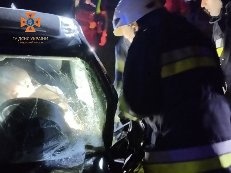 У Запоріжжі рятувальники деблокували водія із понівеченого авто