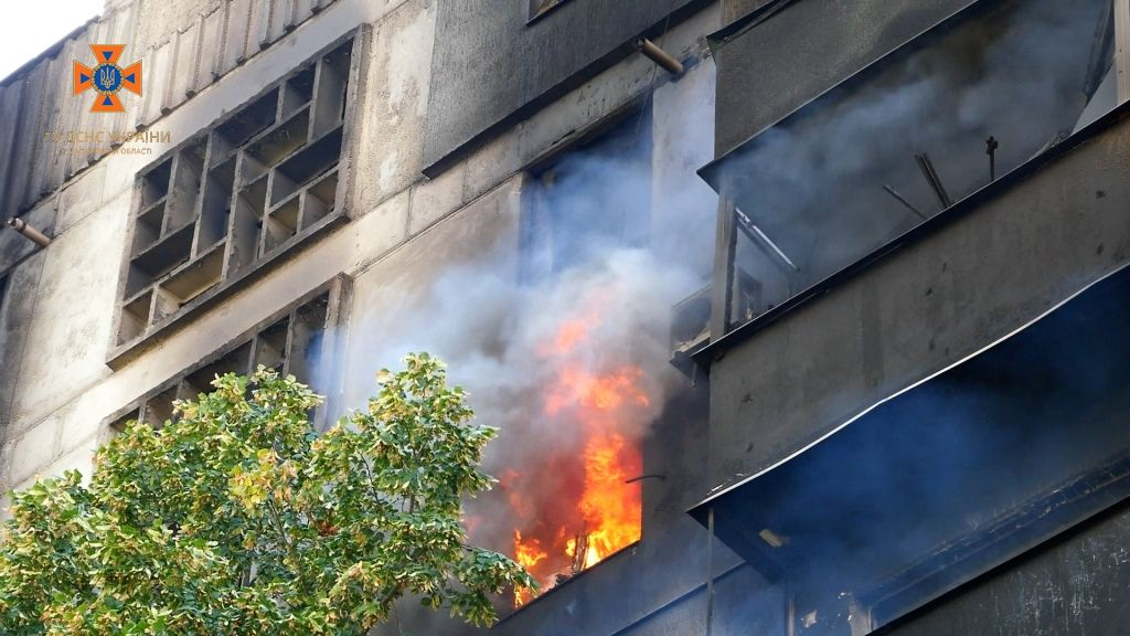 Внаслідок авіаудару по багатоповерхівці в Оріхові виникла масштабна пожежа (Фото, відео)