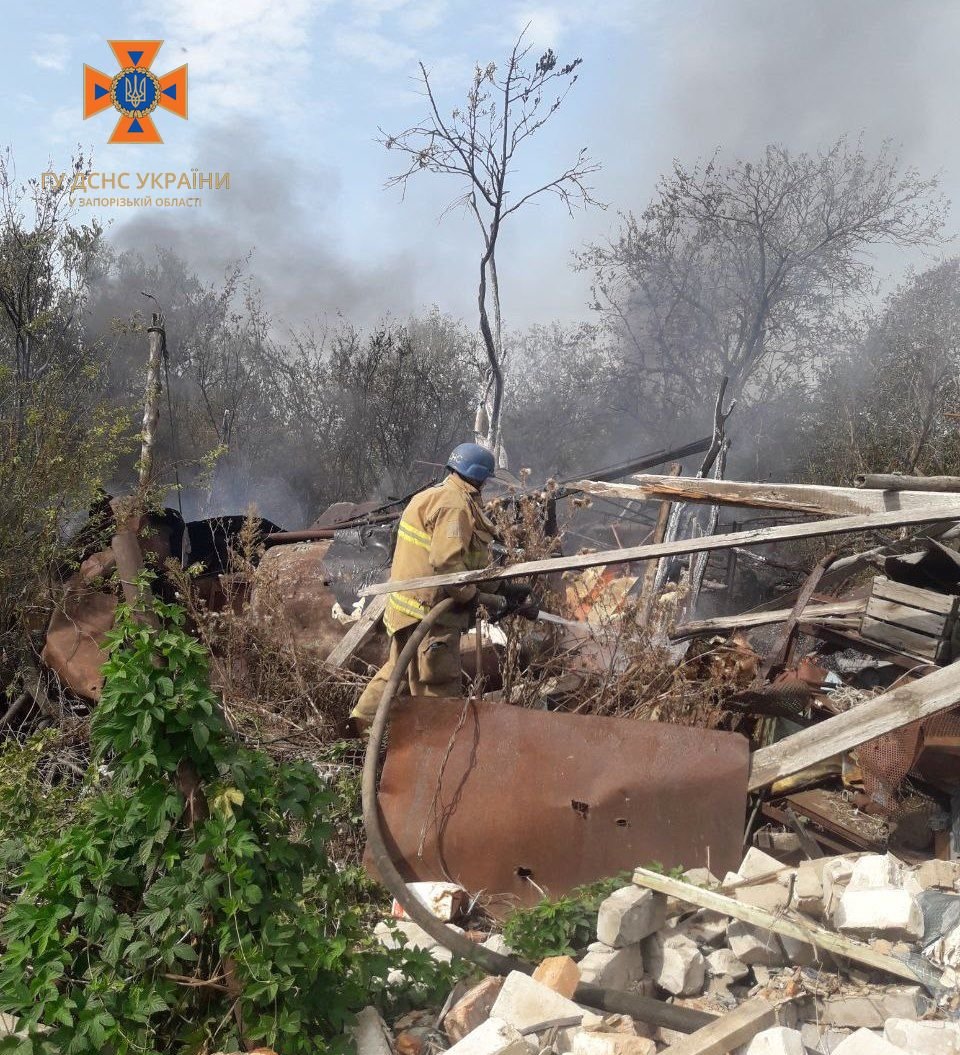 На Запоріжжі рятувальники приборкали 8 пожеж, що виникли внаслідок ворожої атаки окупантів (Фото)